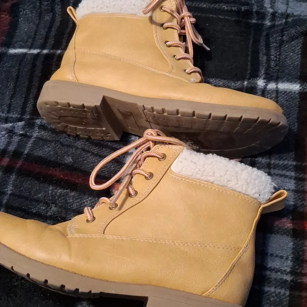 SO size 3 girls boots